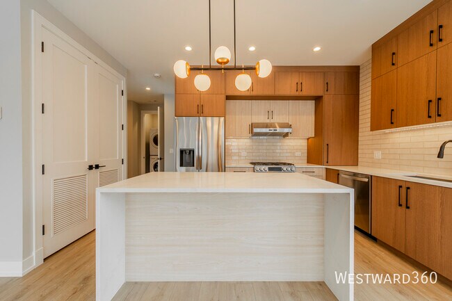 Building Photo - 2355 W Flournoy St Unit #102