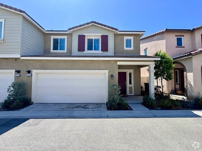 Building Photo - Beautiful 3 bedroom Town house available f...