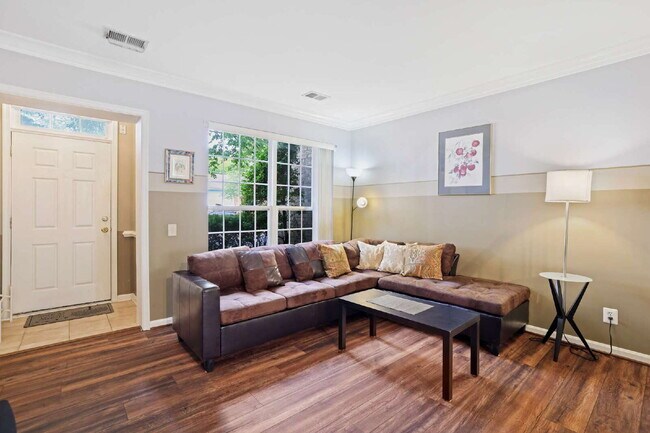 Spacious, Private AND Convenient 2-Level C... - Spacious, Private AND Convenient 2-Level C... Apartment