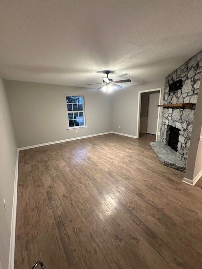 Photo - 3 bed 2 bath perfect location