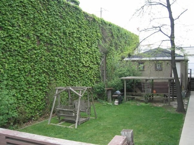 Side yard - 1507 N Elston Ave Unit 2R