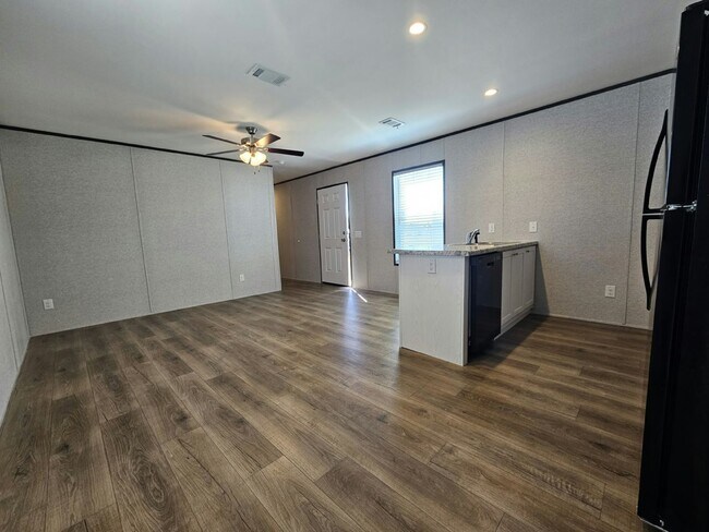 Photo - 553 Suwanee Dr