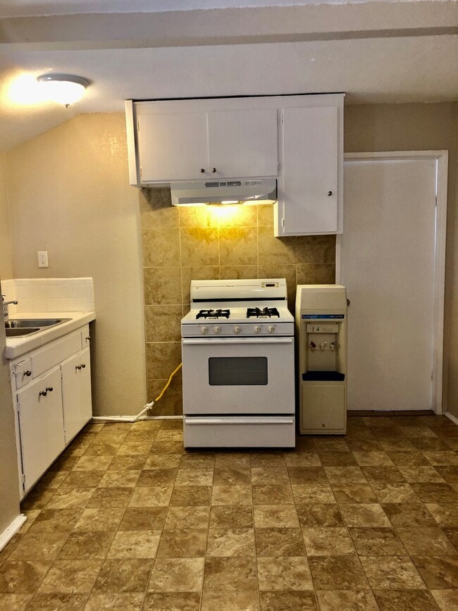 Photo - 606 W 4th Ave