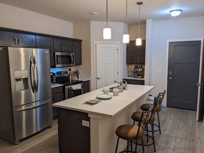 Building Photo - 1501 N Windsor Ave Unit 106