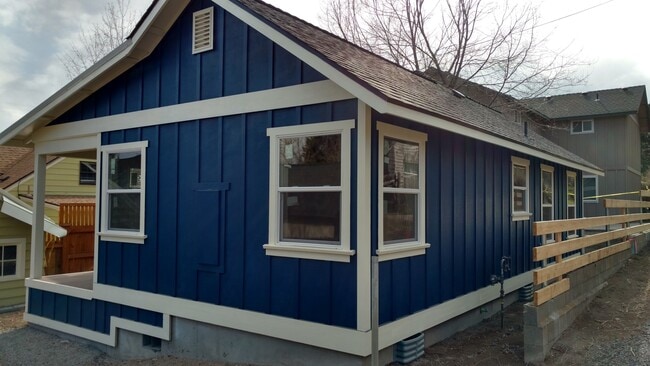 Building Photo - 830 NW Ogden Ave Unit 2