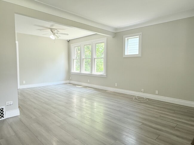 Building Photo - 1658 Marentette Ave Unit 1660