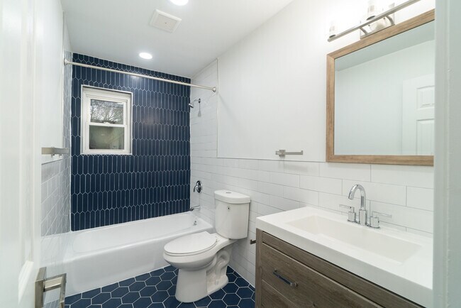 Baño moderno renovado - Presidential Estates