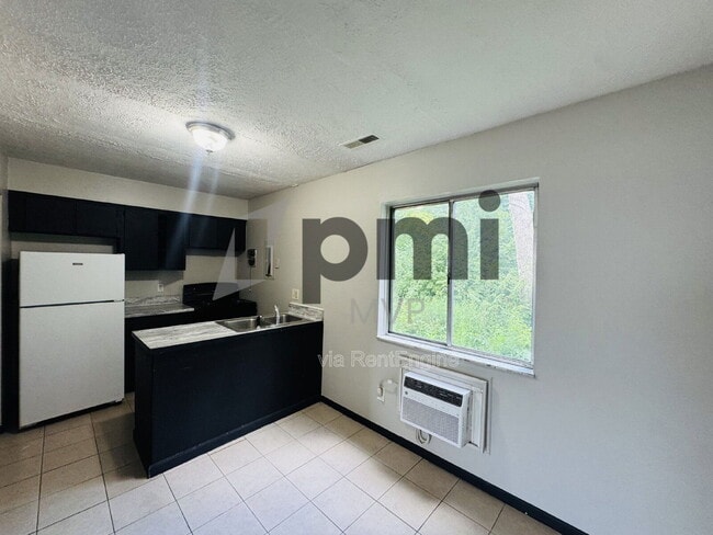 Photo - 828 Whitethorne Ave