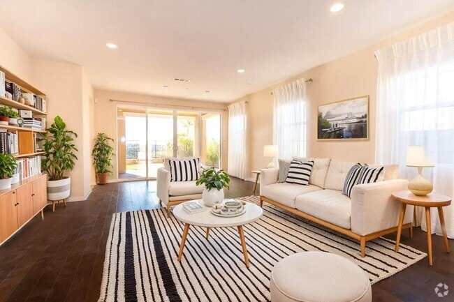 Building Photo - 4 Bed / 2.5 Bath Home with Premium Panoram...