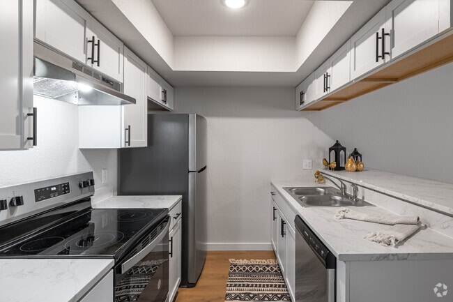 1BR, 1.5BA - 704 SF - Kitchen - Lofts on Park