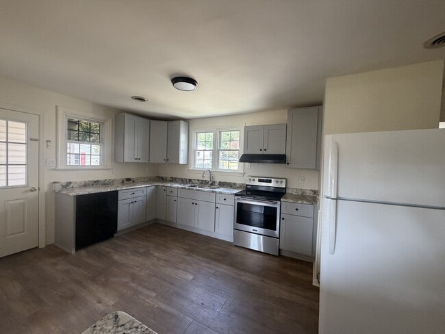 Photo - 488 W 4th St