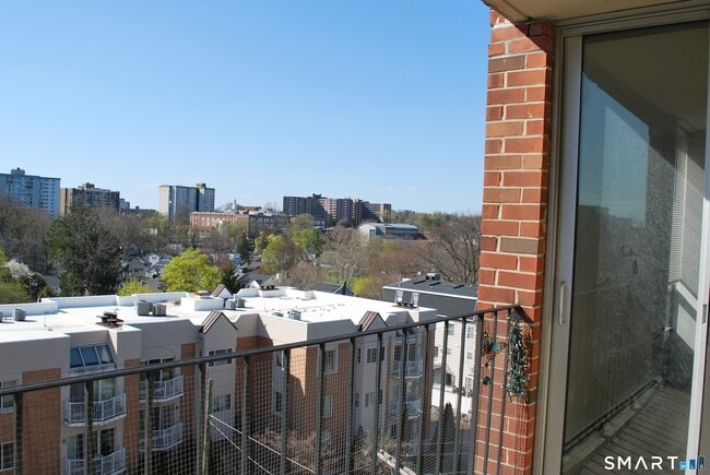 Building Photo - 87 Glenbrook Rd Unit 7G