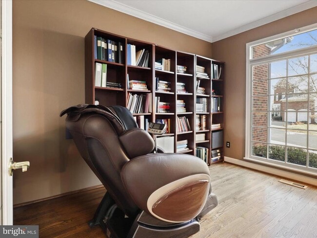 Photo - 3732 Center Way