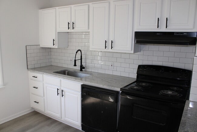 Building Photo - 4bed 2 full bath in Independence off Truma... Rental
