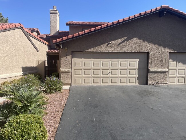 3 Bed/ 2.5.Ba 2 story townhome , Gated Com... - 3 Bed/ 2.5.Ba 2 story townhome , Gated Com...