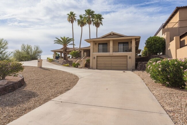 Building Photo - Golf Course Pool Home with 4 Bedrooms!