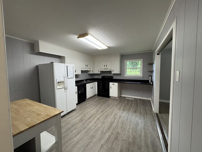Photo - 2 Bed, 2 Bath  *GET YOUR FIRST MONTH FREE* Unidad A