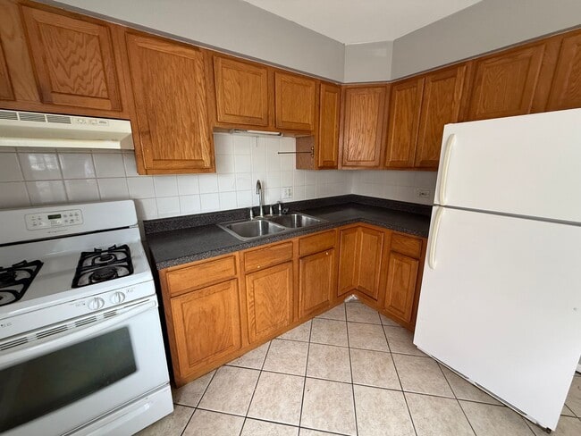 Photo - 2bed/1bath unit close to restaurants and s...