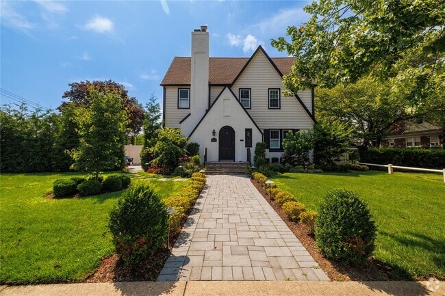 Building Photo - 2498 Rockville Centre Pkwy Rental
