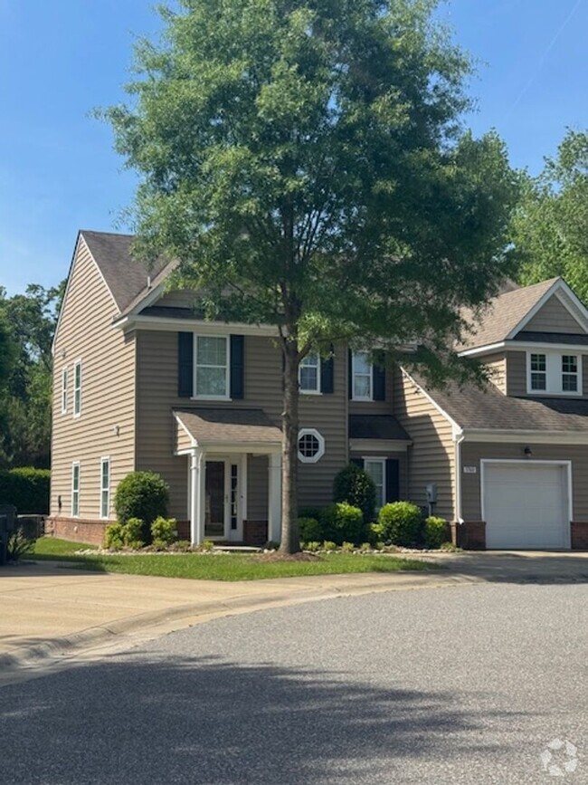Building Photo - Beautifully Maintained 3-Bedroom Townhome ...