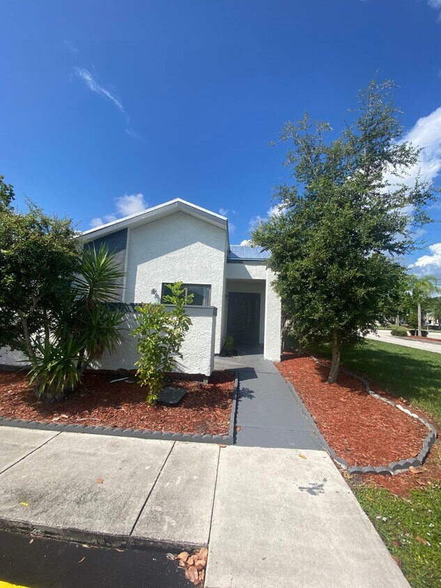 Front - 273 SW Sterret Cir (Port Saint Lucie, FL)