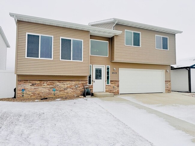 Photo - 4 Bedroom House!