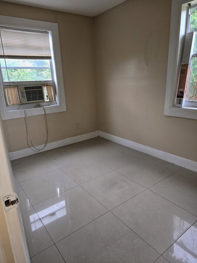 Photo - 547 W 4th St