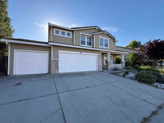 Building Photo - Great 4 Bedroom with Pool