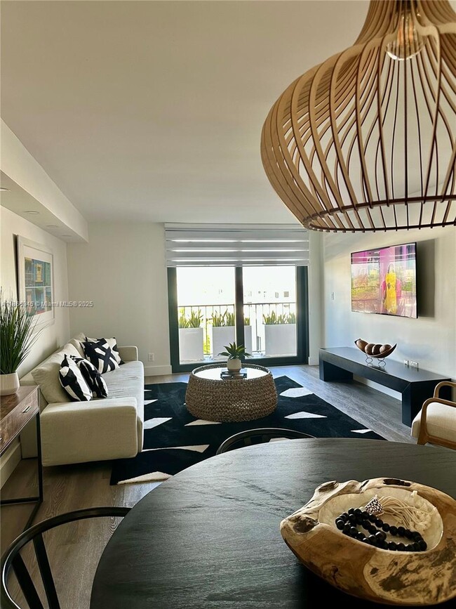 Building Photo - 2625 Collins Ave Unit 609 Rental