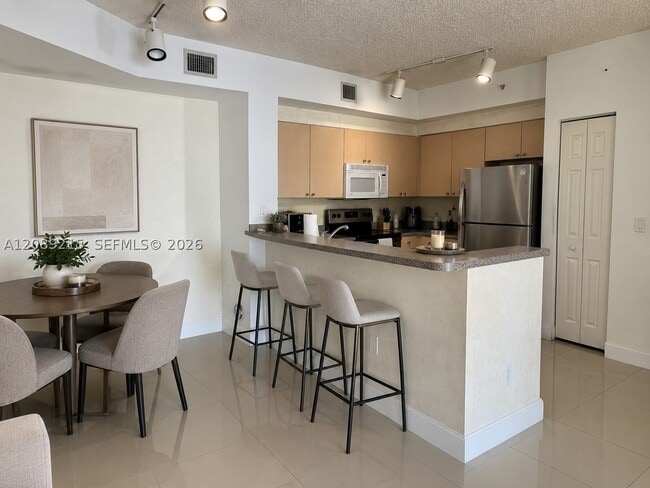 Building Photo - 8030 N Nob Hill Rd Unit 105