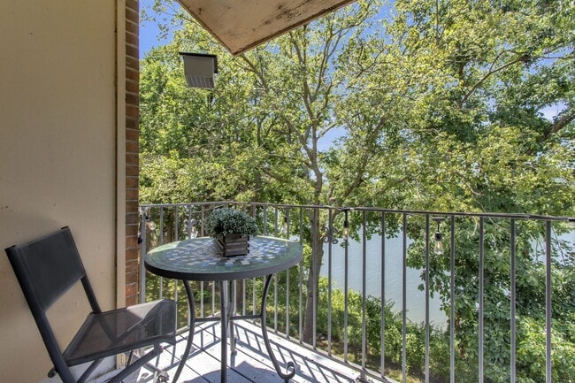 Building Photo - 515 Basswood Ave Unit F69