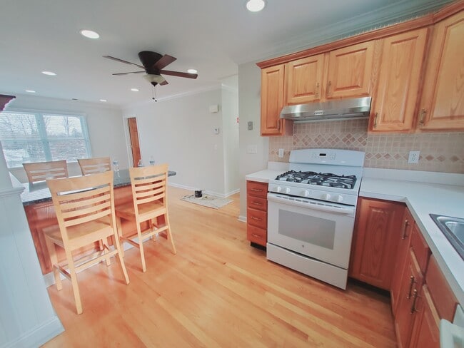 Building Photo - 50 Oxford Ct Unit 2
