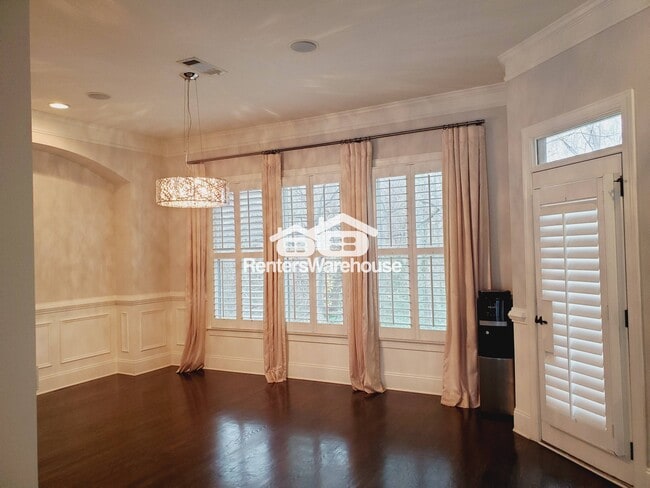 Photo - 922 Canterbury Ln NE