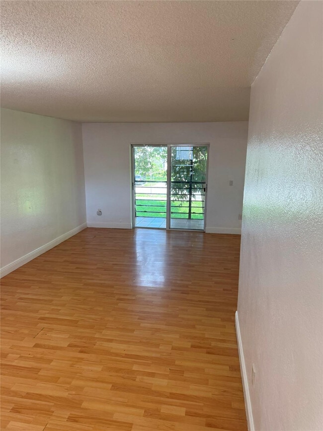 Photo - 851 NE 209th Terrace Unidad 202