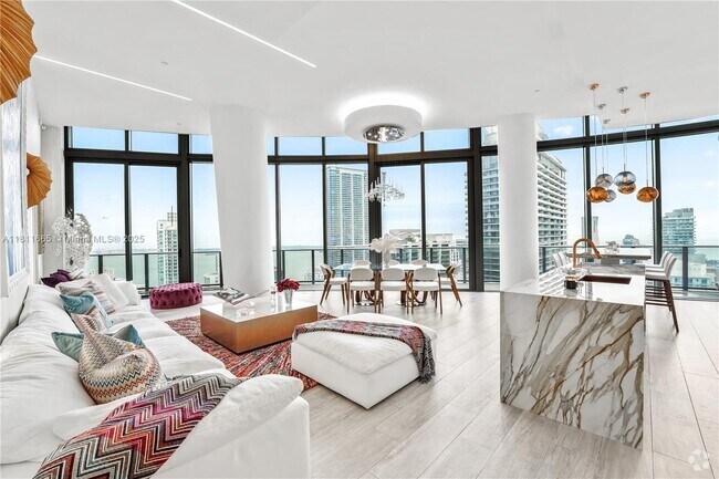 Building Photo - 45 SW 9th St Unit 4903 Rental