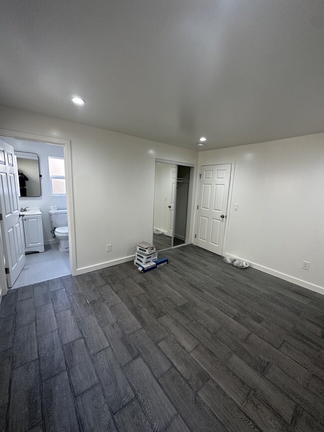 MASTER SUITE - 957 W 45th St Unit #3