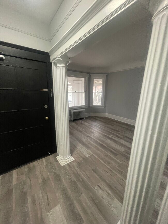 Photo - 698 Clifton Ave Unidad 1