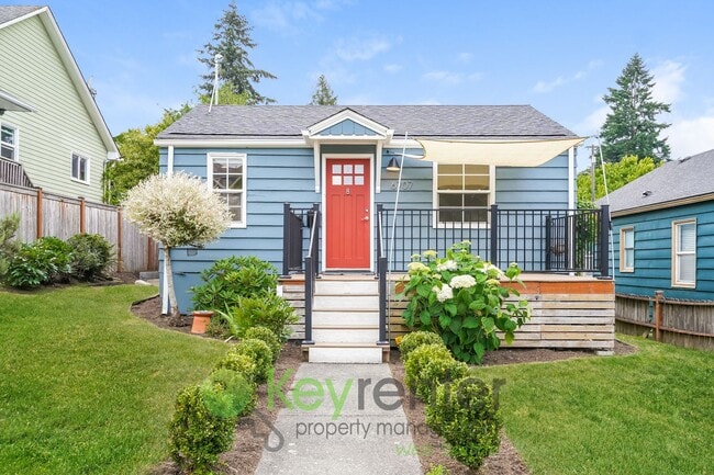 Building Photo - Inviting 3bed Seattle Home with Garage, Yard, and Parking!