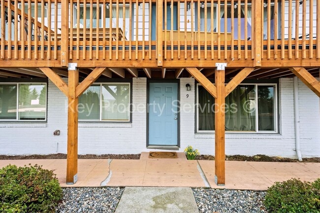 Building Photo - Updated Lakeshore Area Condo Unit 9