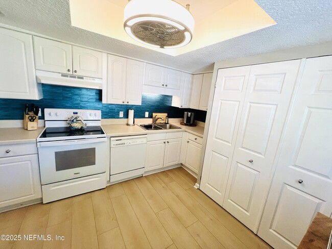 Photo - 184 Bermuda Ct