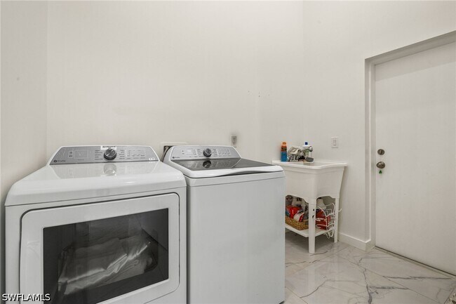 Photo - 840 Carpenter St E