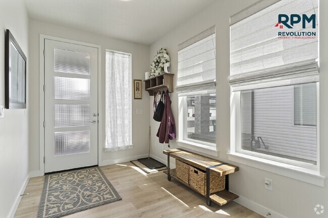 Building Photo - "Charming West Haven Retreat: Spacious 3-B... Rental