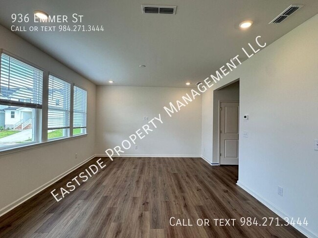 Photo - 936 Emmer St