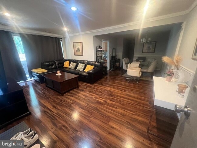 Building Photo - 5618 Bloomfield Dr Unit 101