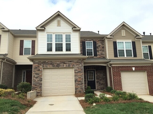 Building Photo - 3bd/2.5bth town-home minutes from uptown!