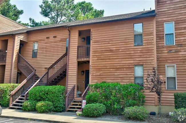 Building Photo - Beautiful Condo Block from the Bay!