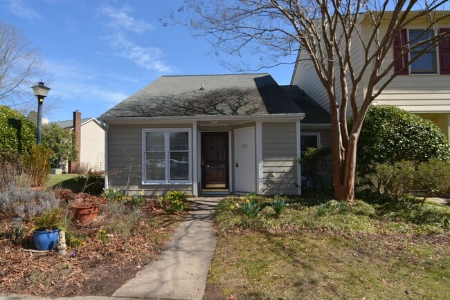 Beautiful townhouse with lakeside views, c... - Beautiful townhouse with lakeside views, c...