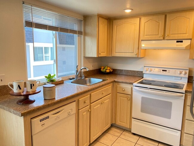 Building Photo - Two Bedroom Townhome W/ Parking, Dishwasher & In Unit Washer/Dryer!