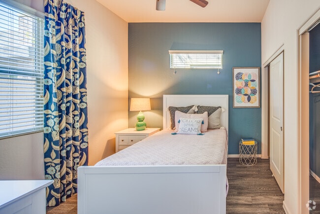 2HAB, 2BA - 935 ft² - Keller Town Square