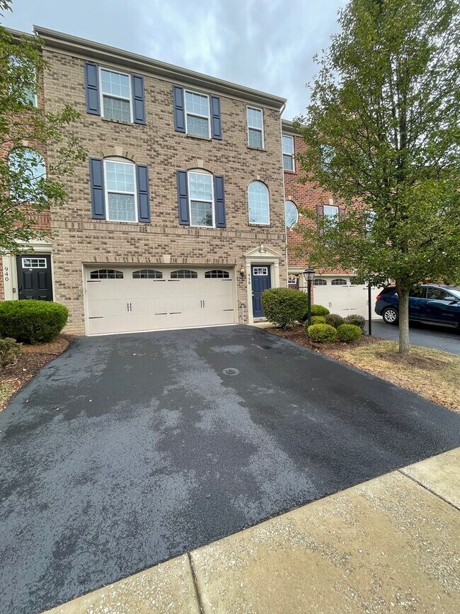 Photo - Gorgeous 3 BD/ 2.5 BA Townhouse Available in Wexford!